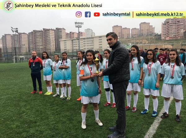 Okulumuz Gaziantep liseler arası kız futbol turnuvasında 2. oldu.