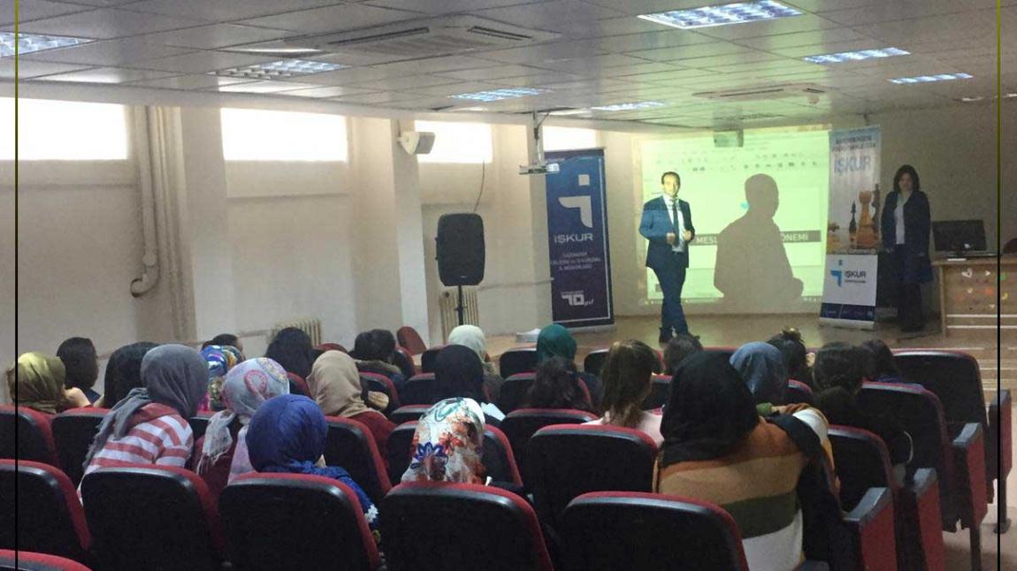 Okulumuzunda İşkur tarafından meslek seçimi ve iş arama becerileri konulu konferans düzenlenmiştir